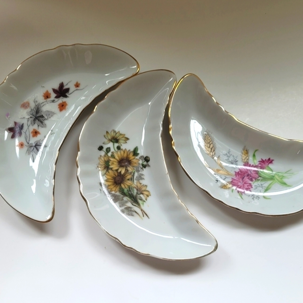 Vintage bone dish with gold trim edging.set of 3